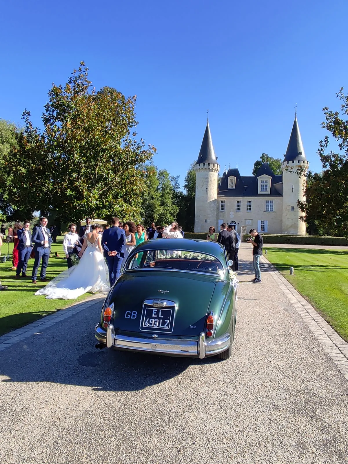 Mariage devant le château